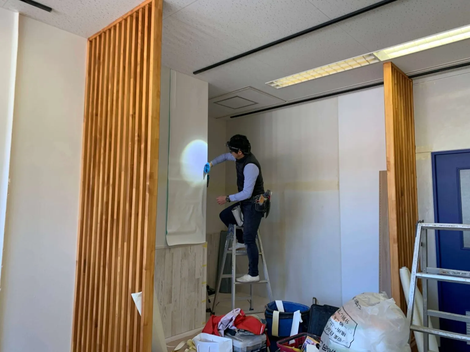白のクロスの張り替え状況